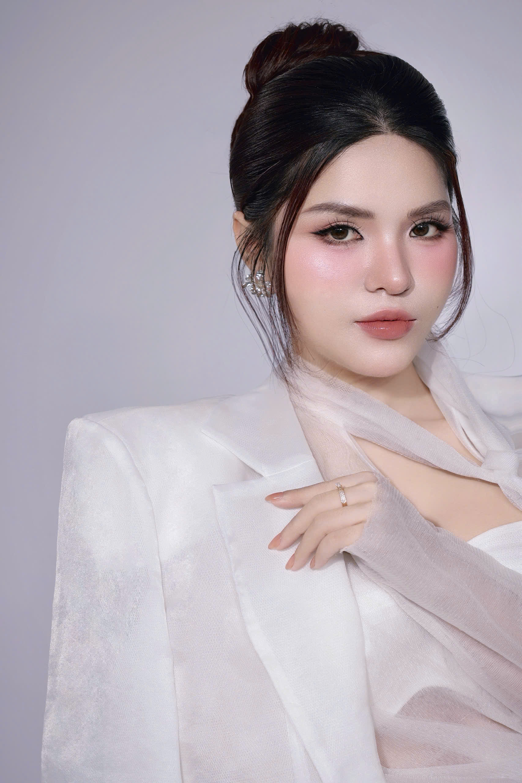 Master Thuỳ Trinh - Quán Quân Trực Tiếp Lên Dáng Mày Nhân Trắc Học